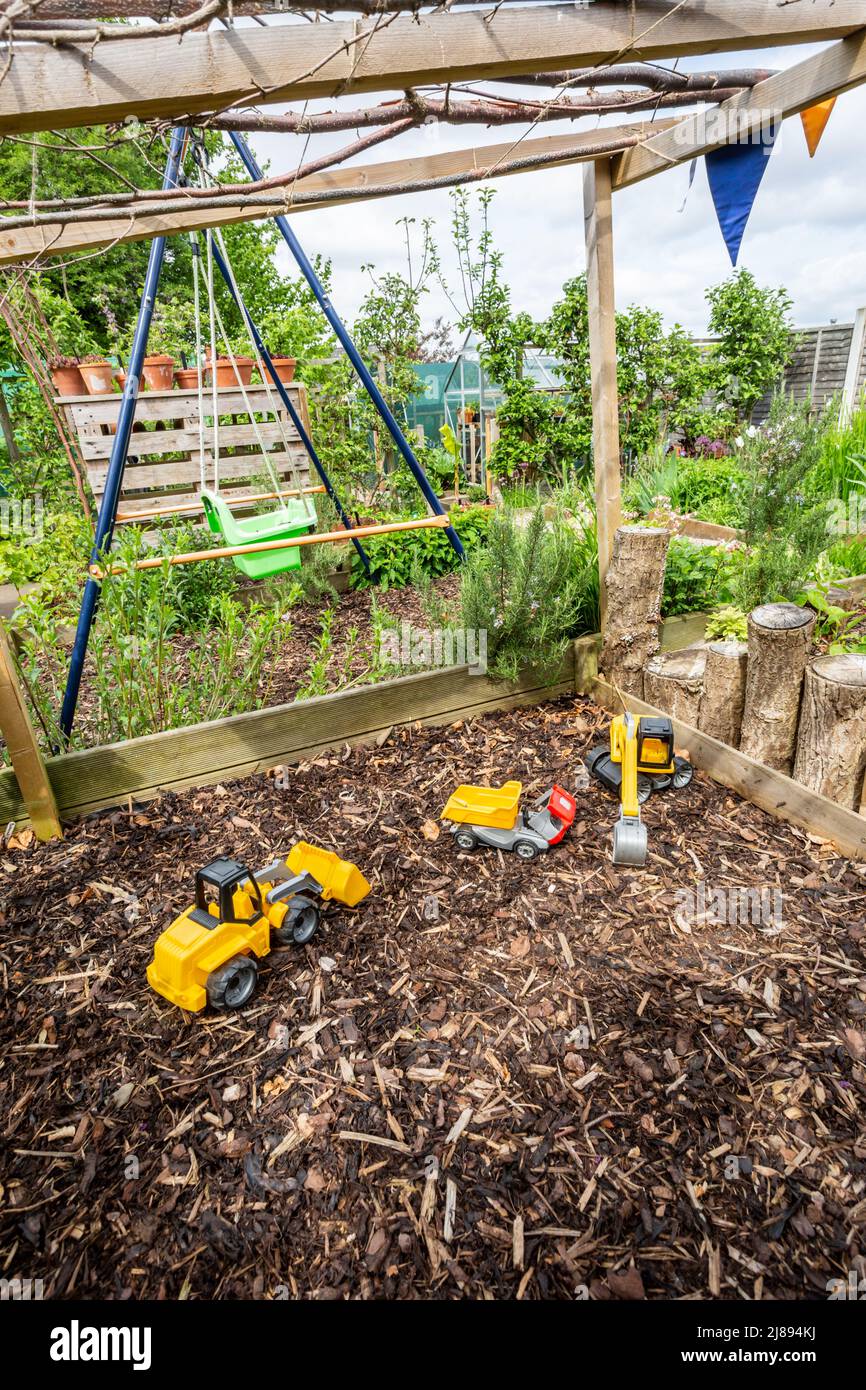 Spielplatz für Kinder in einem britischen Garten 2022 Stockfoto