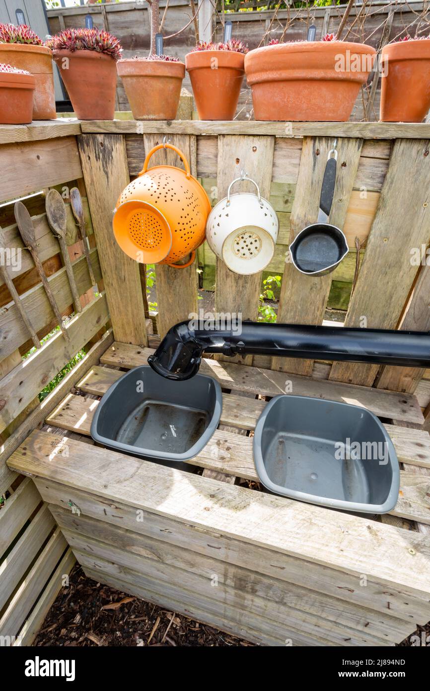 Spielen Küche oder Schlammküche in einem Garten UK 2022 Stockfoto