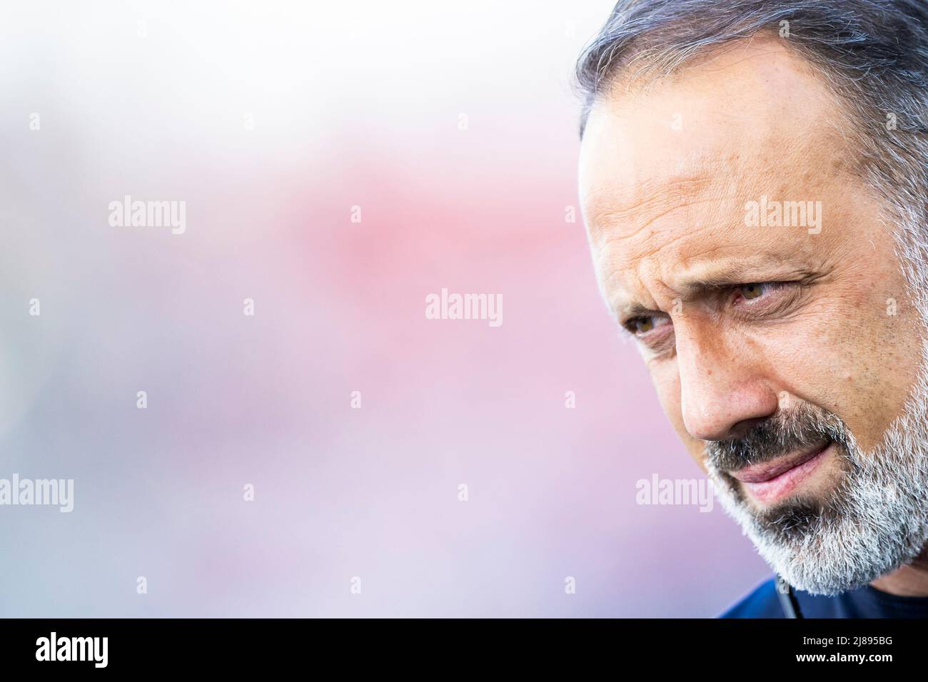 Stuttgart, Deutschland. 14.. Mai 2022. Fußball: Bundesliga, VfB Stuttgart - 1. FC Köln, Matchday 34, Mercedes-Benz Arena. Stuttgarts Trainer Pellegrino Matarazzo steht vor dem Spiel im Stadion. Kredit: Tom Weller/dpa - WICHTIGER HINWEIS: Gemäß den Anforderungen der DFL Deutsche Fußball Liga und des DFB Deutscher Fußball-Bund ist es untersagt, im Stadion und/oder vom Spiel aufgenommene Fotos in Form von Sequenzbildern und/oder videoähnlichen Fotoserien zu verwenden oder zu verwenden./dpa/Alamy Live News Stockfoto