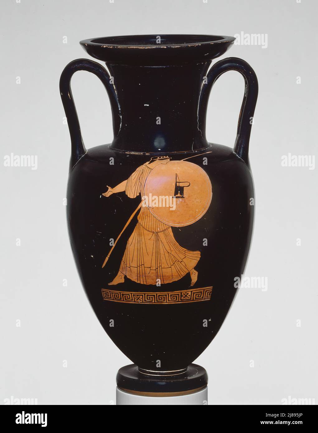 Amphora (Lagerdose), 460-450 BCE. Schwarz glasierte Terrakotta-Gefäße, verziert mit einer orangefarbenen Figur einer Frau, die einen Schild und einen Speer hält. Stockfoto