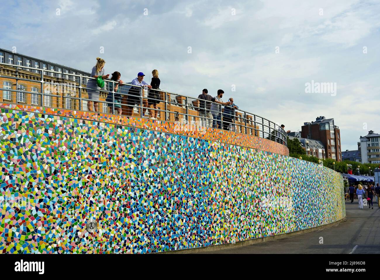 Bunte „Rivertime“-Mosaikwand von Hermann-Josef Kuhna an der Rheinpromenade in Düsseldorf. Stockfoto