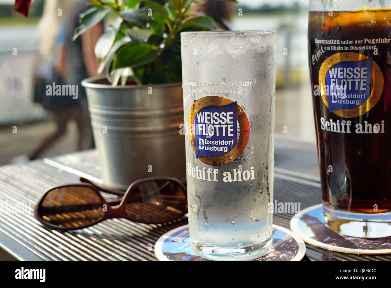 Erfrischende Getränke an einem Restauranttisch im Freien an der Rheinpromenade in Düsseldorf. Stockfoto