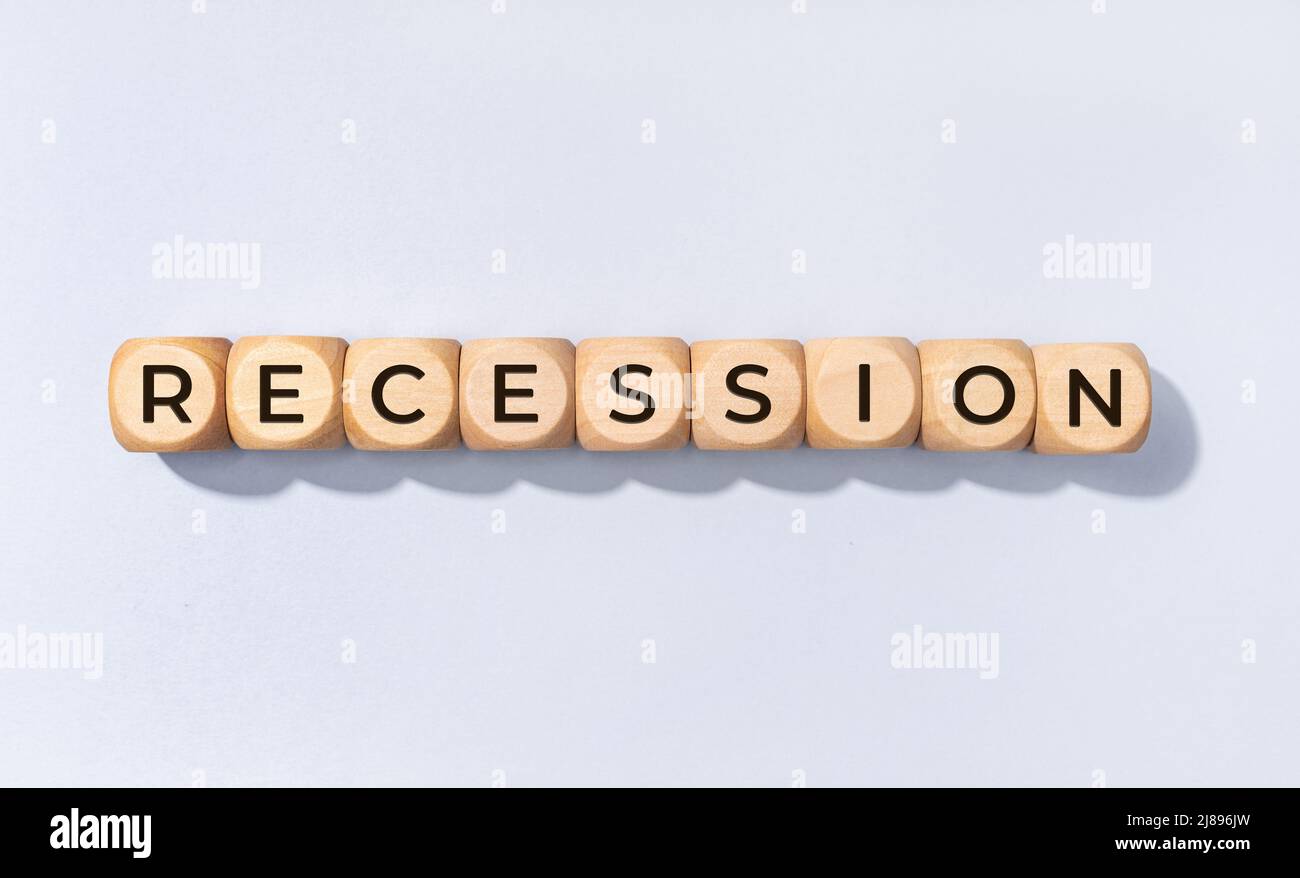 Rezession Wort auf Holzblock isoliert auf grauem Hintergrund Stockfoto
