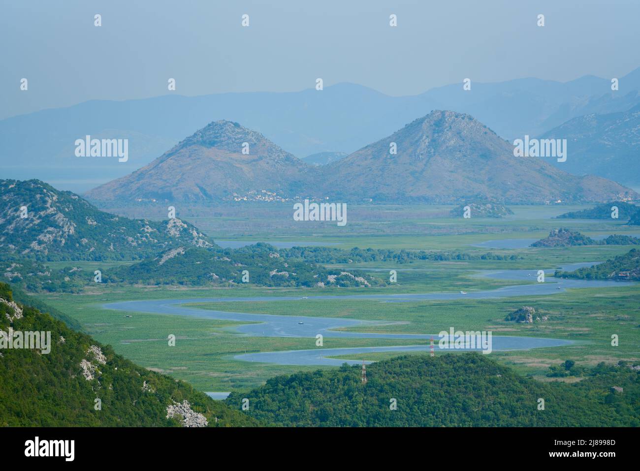 Landschaft von gewundenen Fluss Crnojevica und Berge in montenegro. Stockfoto