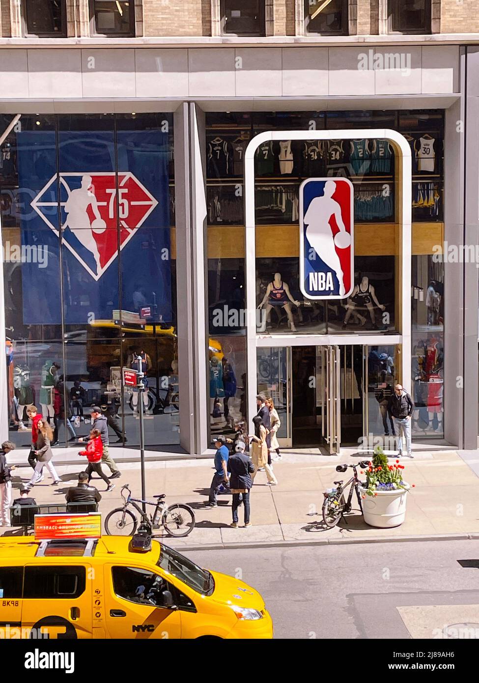 NBA Flagship Store, 545 Fifth Avenue, NYC 2022 Stockfoto