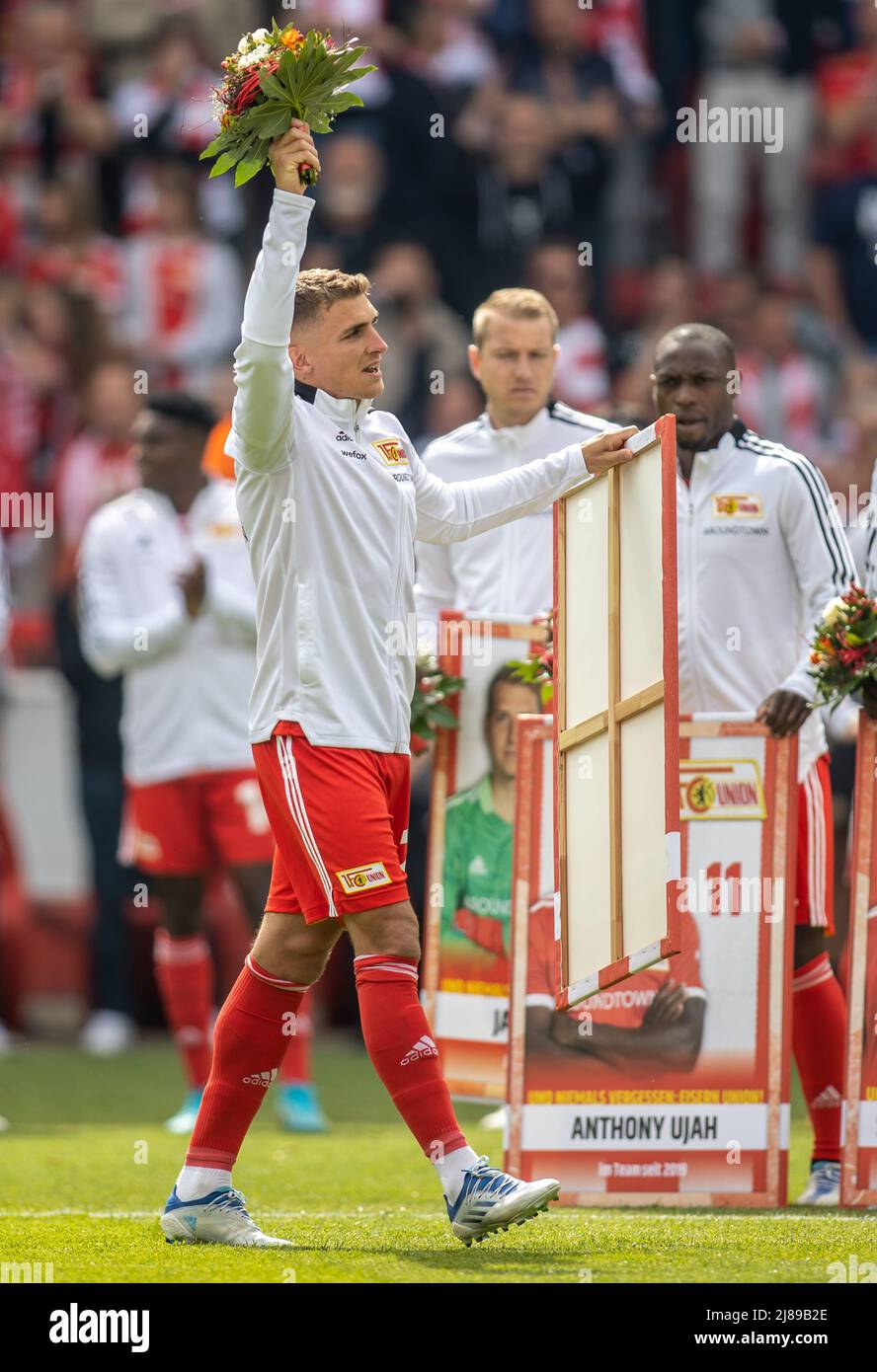 Berlin, Deutschland. 14.. Mai 2022. Fußball: Bundesliga, 1. FC Union Berlin - VfL Bochum, Matchday 34, an der Alten Försterei. Der Berliner Grischa Prömel sagt vor seinem letzten Heimspiel zu den Union-Berlin-Fans Auf Wiedersehen. Quelle: Andreas Gora/dpa - WICHTIGER HINWEIS: Gemäß den Anforderungen der DFL Deutsche Fußball Liga und des DFB Deutscher Fußball-Bund ist es untersagt, im Stadion und/oder vom Spiel aufgenommene Fotos in Form von Sequenzbildern und/oder videoähnlichen Fotoserien zu verwenden oder zu verwenden./dpa/Alamy Live News Stockfoto