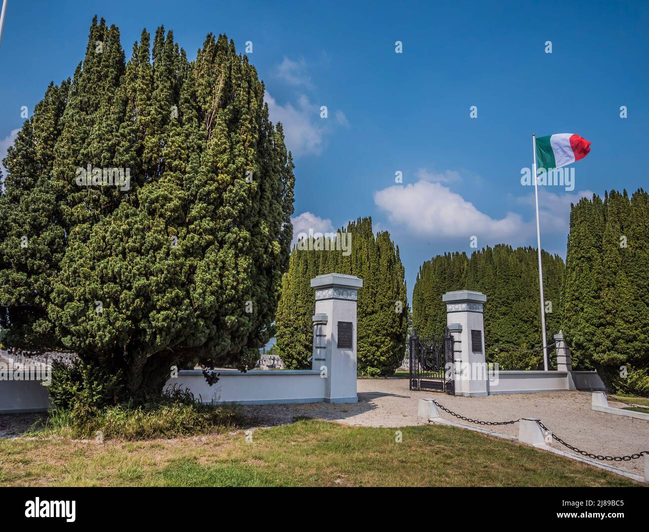 Das Bild zeigt den italienischen Friedhof des Ersten Weltkriegs auf dem