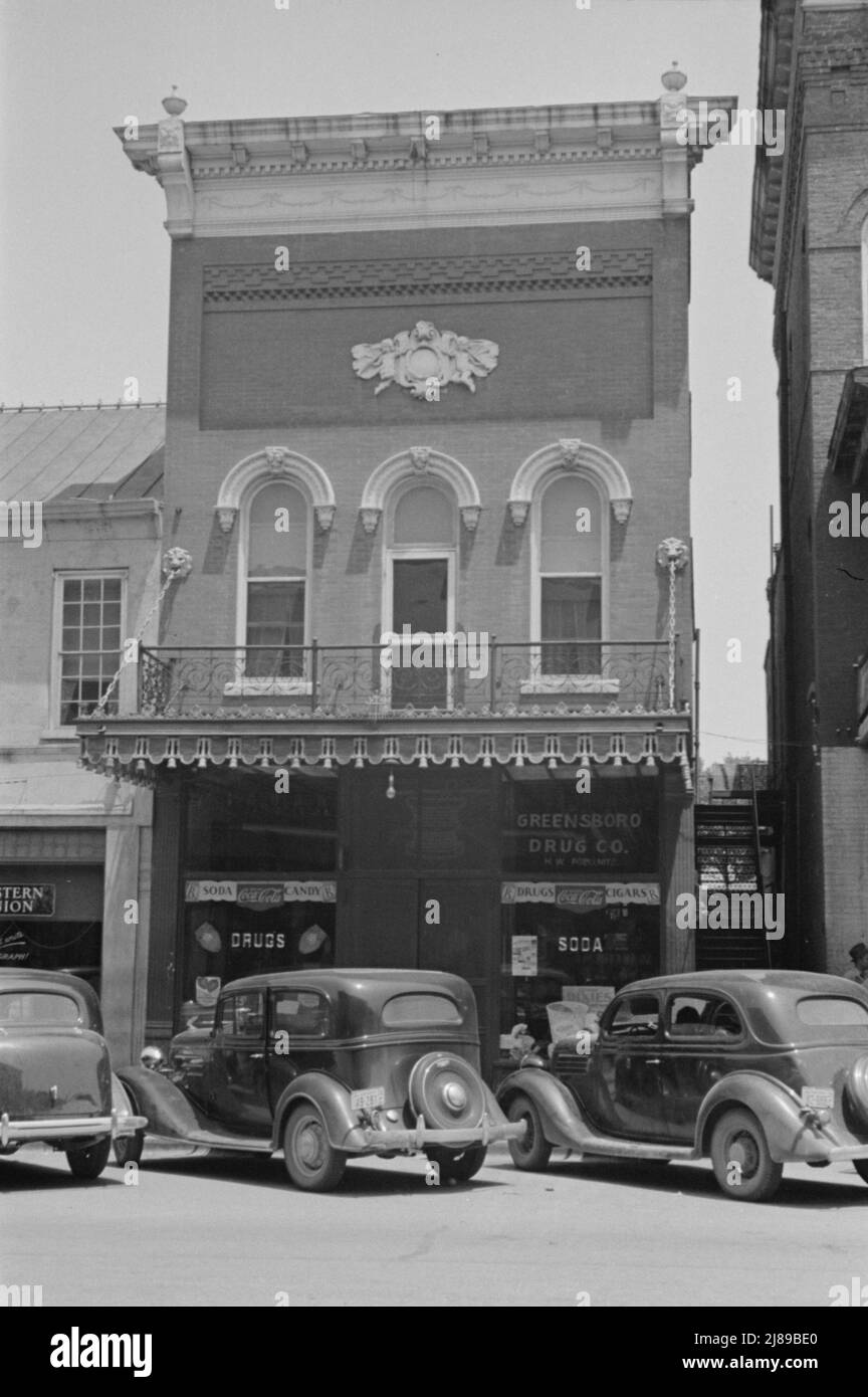 [Untitled photo, möglicherweise verwandt mit: Boardinghouse, Alabama]. [Zeichen: „Soda; Süßigkeiten; Drogen; Zigarren; Coca-Cola; Greensboro Drug Co.“]. Stockfoto