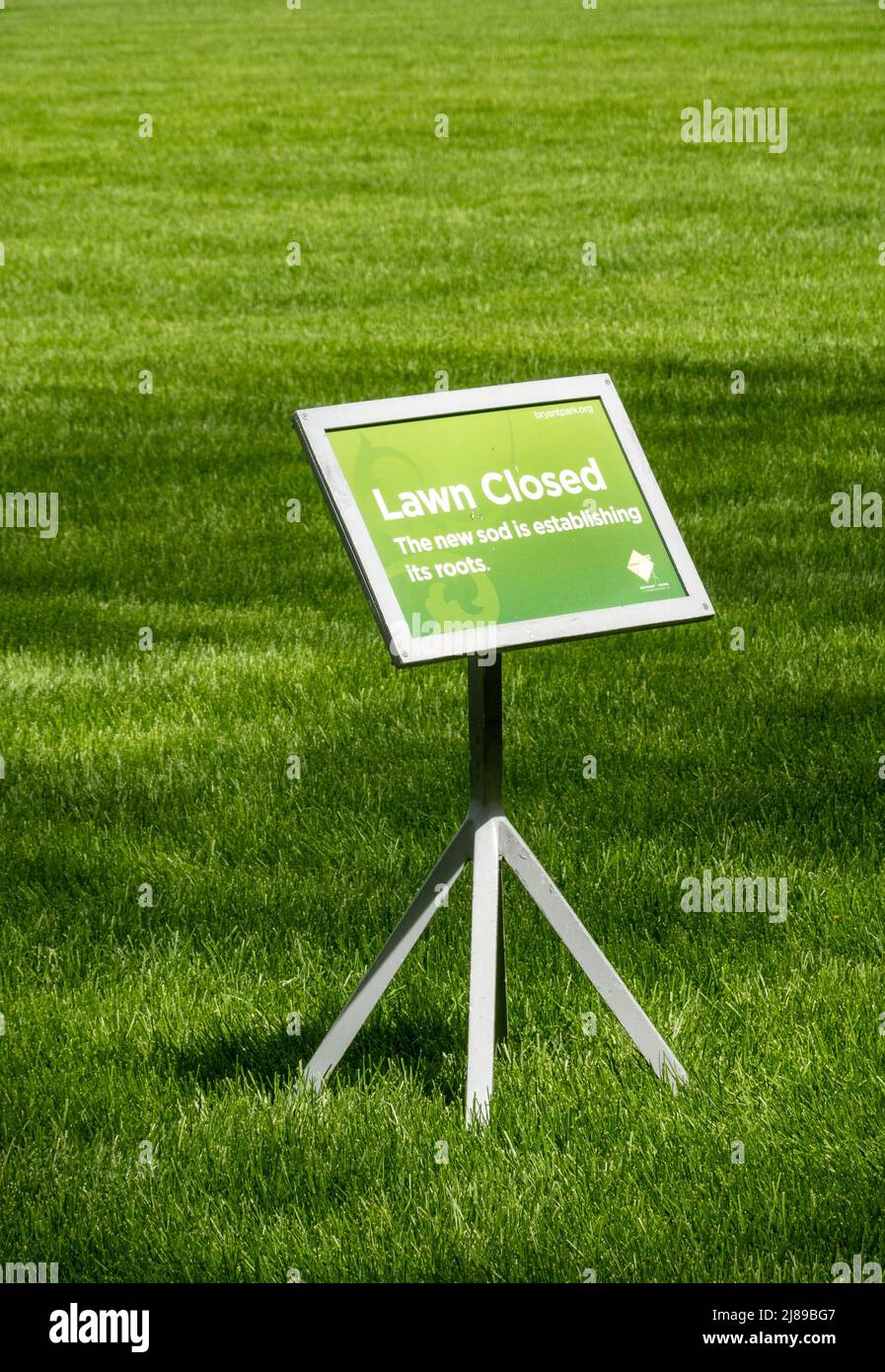 Schild „Rasen geschlossen“ in Bryant Park, New York City, USA 2022 Stockfoto