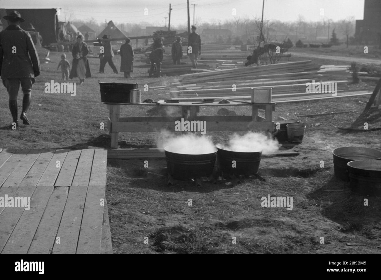 [Foto ohne Titel, möglicherweise in Zusammenhang mit: Die Küche im Lager für weiße Flutflüchtlinge in Forrest City, Arkansas]. Stockfoto