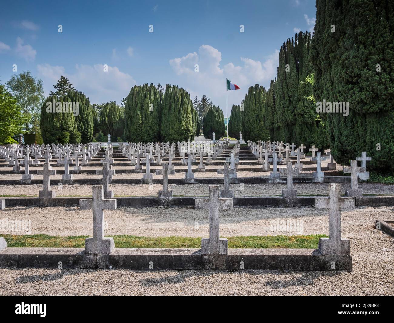 Das Bild zeigt den italienischen Friedhof des Ersten Weltkriegs auf dem