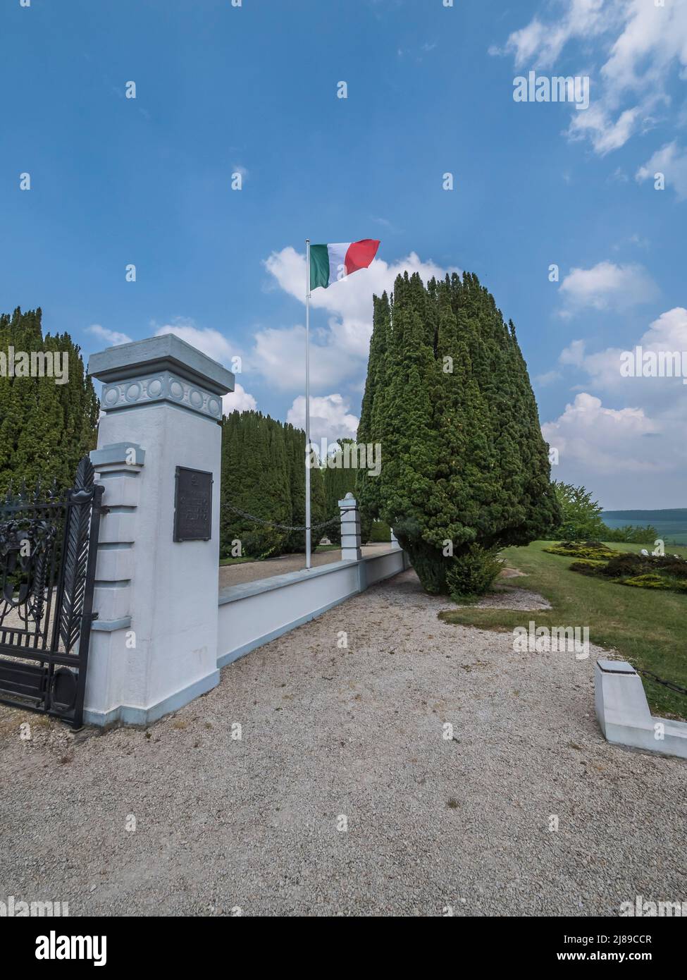 Das Bild zeigt den italienischen Friedhof des Ersten Weltkriegs auf dem
