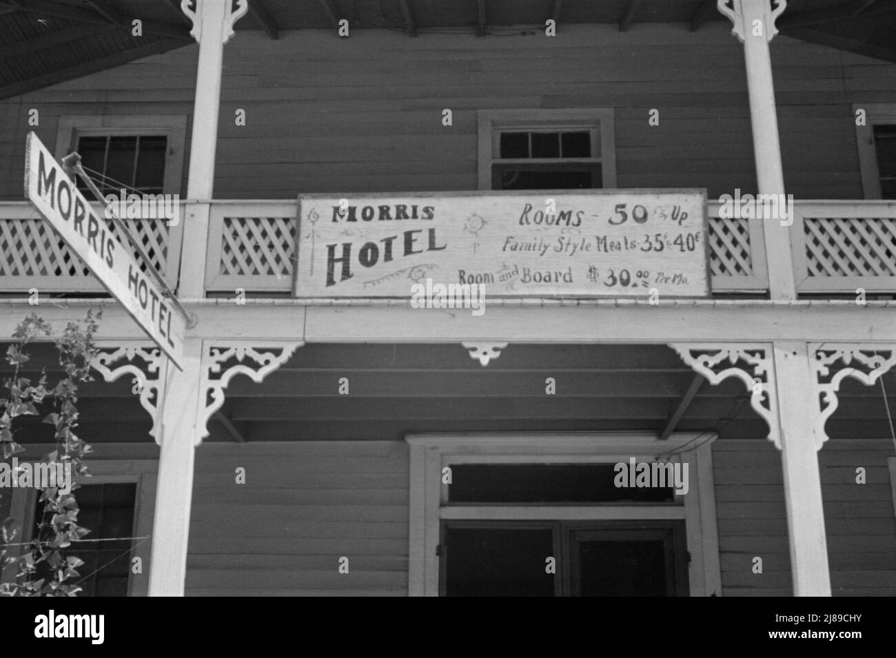 Boardinghouse, Alabama. [Schilder: 'Morris Hotel; Zimmer 50c aufwärts; Familienmahlzeiten 35C 40c; Zimmer und Verpflegung 30,00 Dollar pro Mo(n).']. Stockfoto