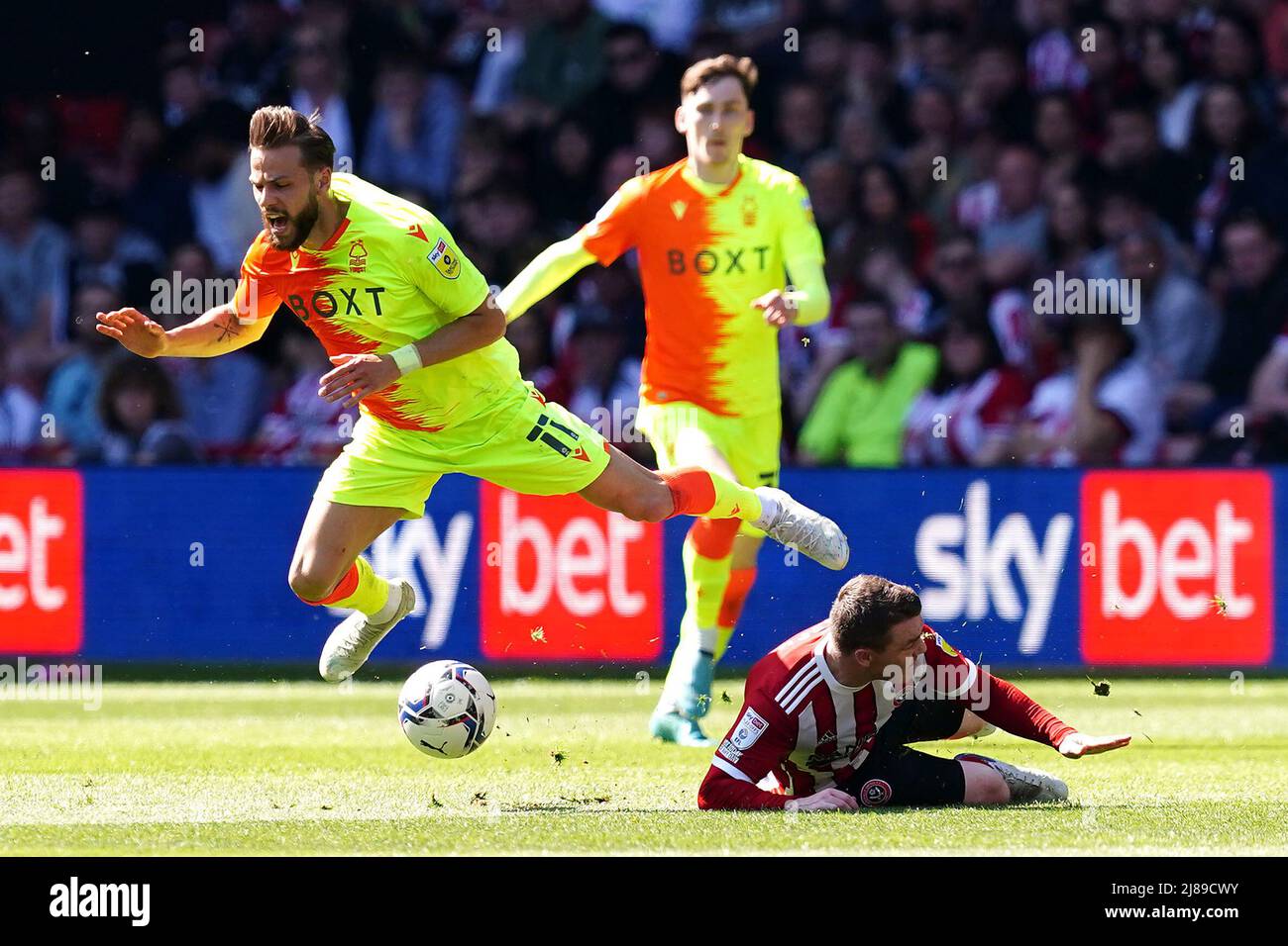 John Fleck von Sheffield United (rechts) bekämpft Philip Zinckernagel von Nottingham Forest, der während des Play-off-Halbfinalspiels in der Bramall Lane in Sheffield eine gelbe Karte hervorbringt. Bilddatum: Samstag, 14. Mai 2022. Stockfoto