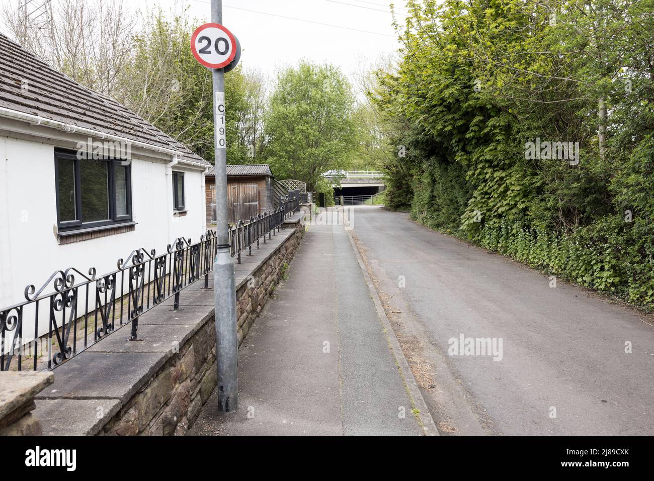 Neues Schild 20mph auf dem Postweg in einer Sackgasse, Llanfoist, Wales, Großbritannien Stockfoto