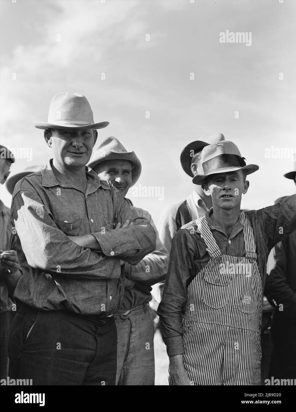 Ballspiel beobachten. Shafter-Lager für Migranten. Kalifornien. Stockfoto