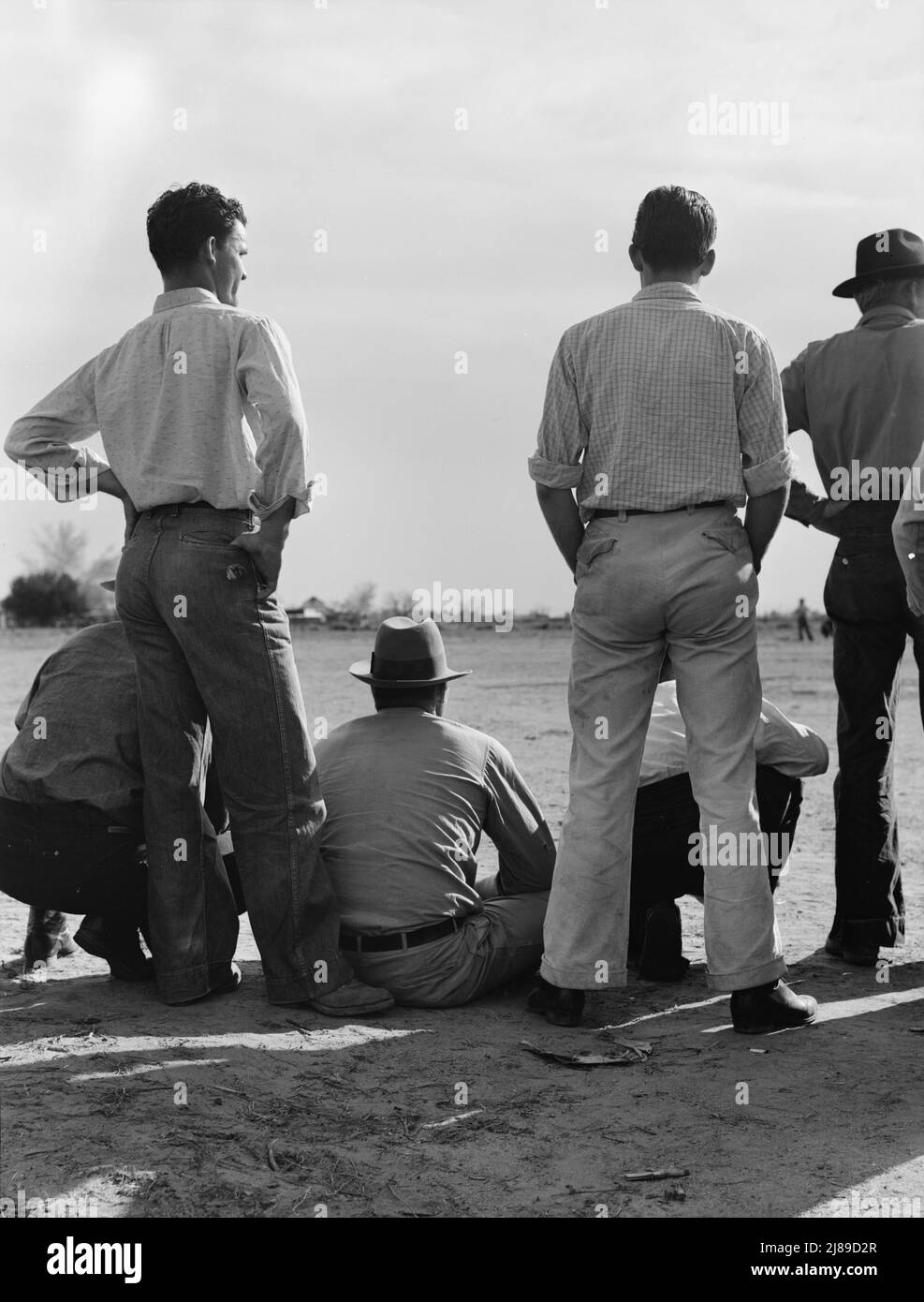 Ballspiel beobachten. Shafter-Lager für Migranten. Kalifornien. Stockfoto