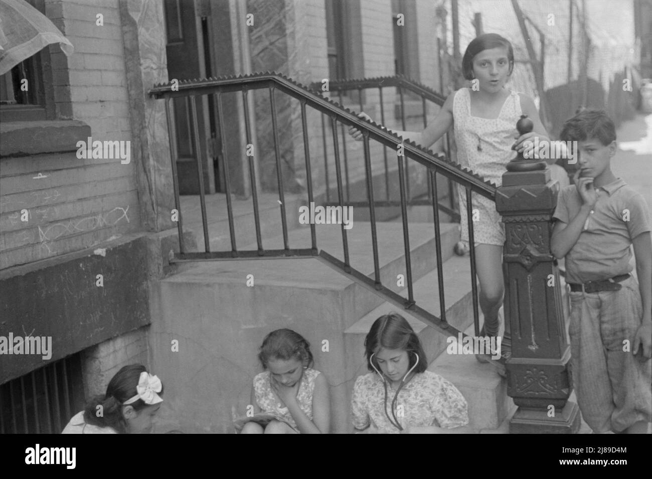 New York, New York. 61. Street zwischen 1. und 3. Avenues. Kinder spielen auf der Straße. Stockfoto