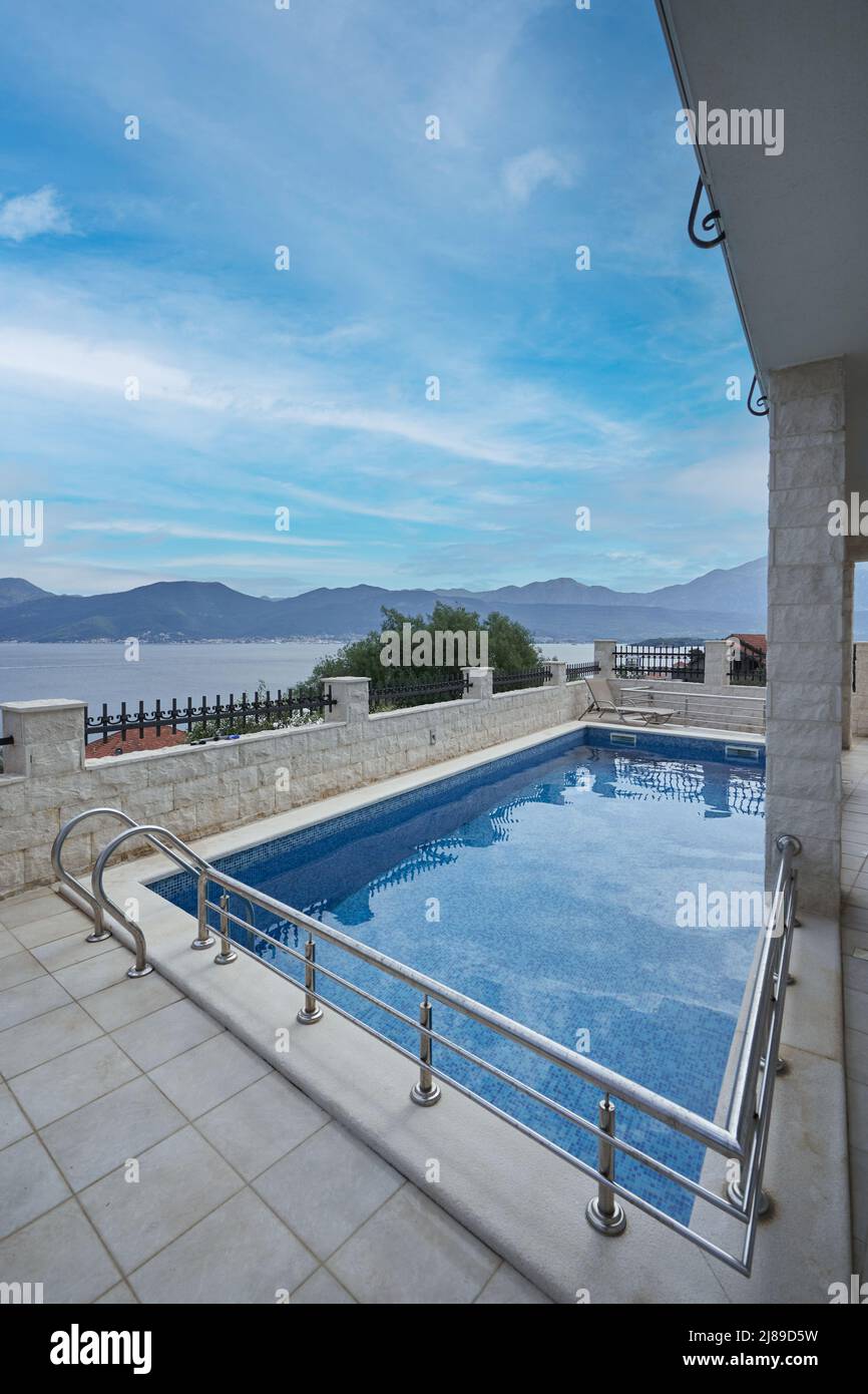 Swimmingpool mit Blick auf das Meer. Immobilien am Meer Stockfoto