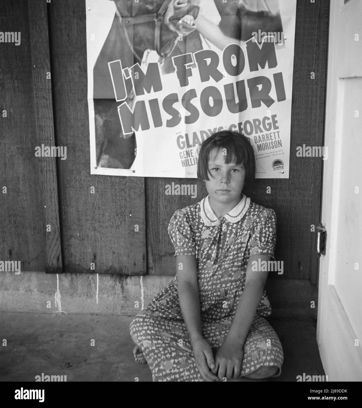 Werbung für aktuellen Film in der Stadt. Westley, Kalifornien. Das Kind ist ein Flutflüchtling aus dem Südosten von Missouri. ["I'm from Missouri" war eine Paramount Pictures-Komödie von Theodore Reed, geschrieben von Duke Atteberry und Jack Moffitt. Die Stars waren Bob Burns, Gladys George, Gene Lockhart, Judith Barrett, William "Bill" Henry und Patricia Morison.] Stockfoto