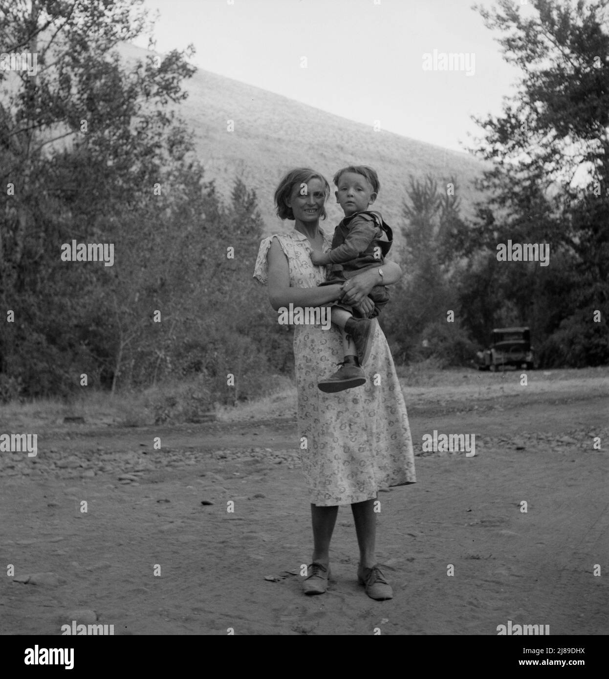 Champion Hop Picker im Squatter Camp vor Saisonbeginn. Verdient fünf Dollar pro Tag in der Saison 1938. Alter dreiundzwanzig, war auf der Straße sieben Jahre. Verheiratet. „Ich glaube, ich habe es ziemlich gut gemacht, habe nur ein Baby. Wollen Sie aus diesem Leben wie ein Hund." Washington, Yakima Valley. Stockfoto