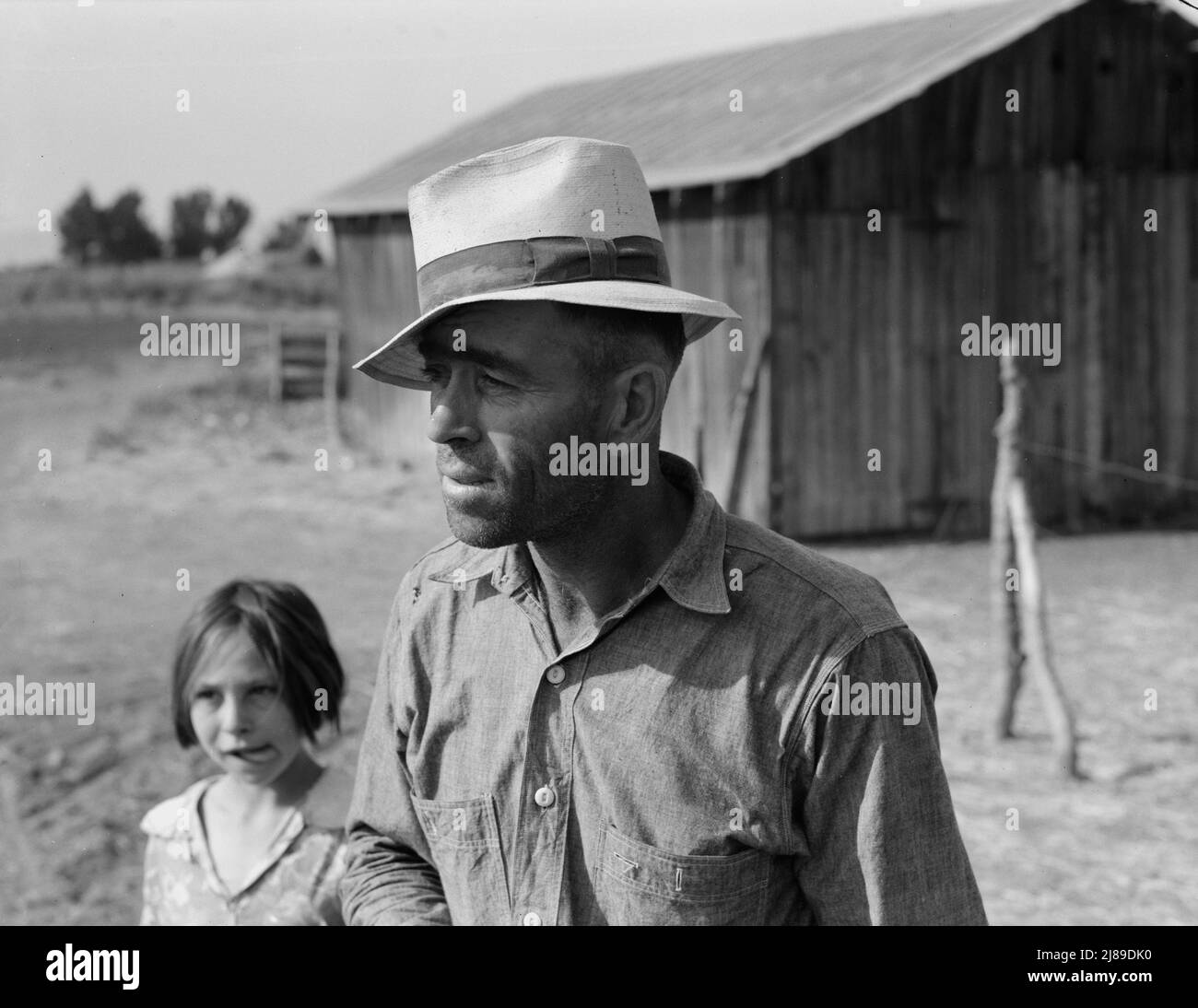 [Ohne Titel, möglicherweise verwandt mit: Washington, Yakima Valley, in der Nähe von Wapato. Rural Rehabilitation Client (Farm Security Administration). Porträt von Chris Adolf. „Mein Vater hat mich arbeiten lassen. Das war sein Fehler, er ließ mich zu hart arbeiten. Ich habe etwas über die Landwirtschaft gelernt, aber nichts aus den Büchern."]. Stockfoto