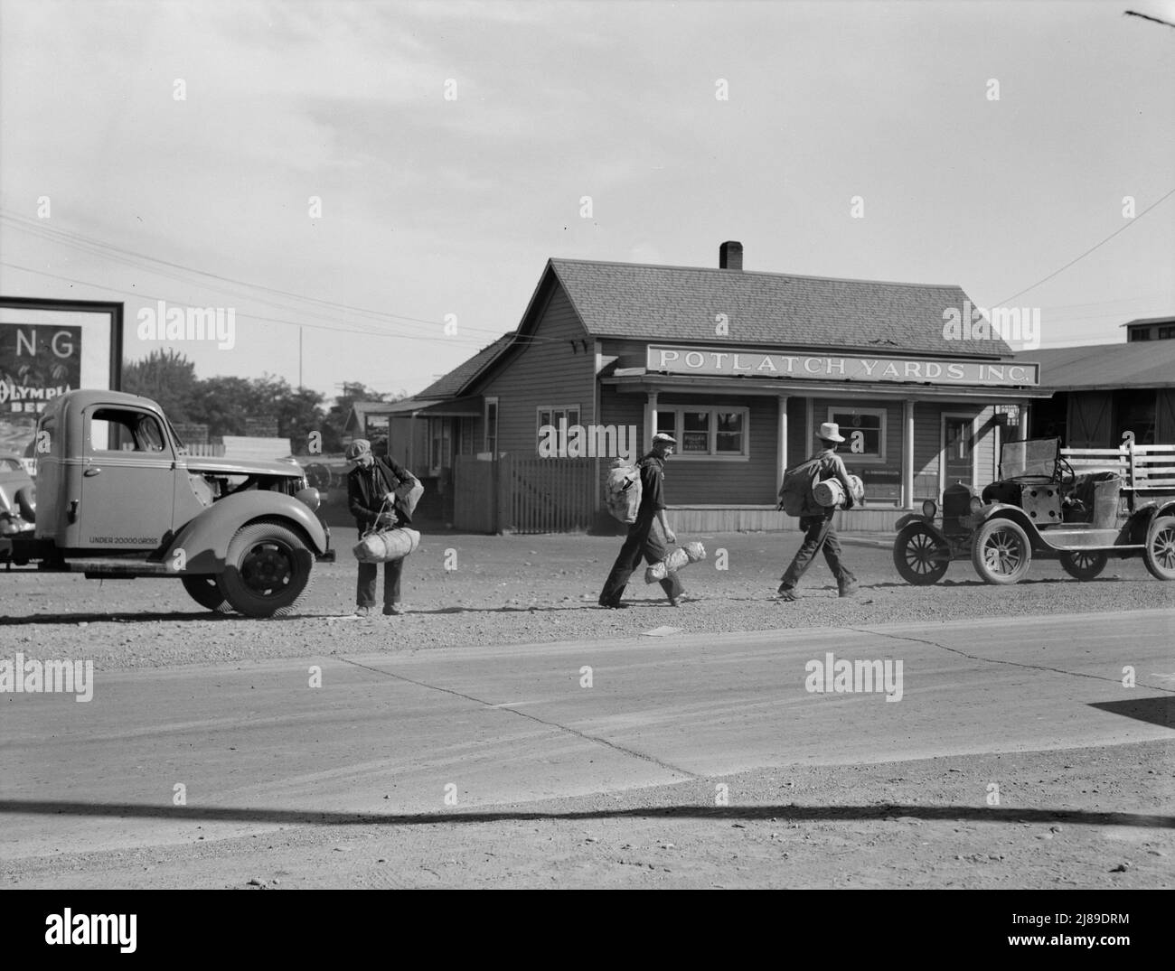 Washington, Yakima Valley, in der Nähe von Toppenish. Einzelne Wandermänner auf dem Weg zum Eisenbahnhof. Stockfoto
