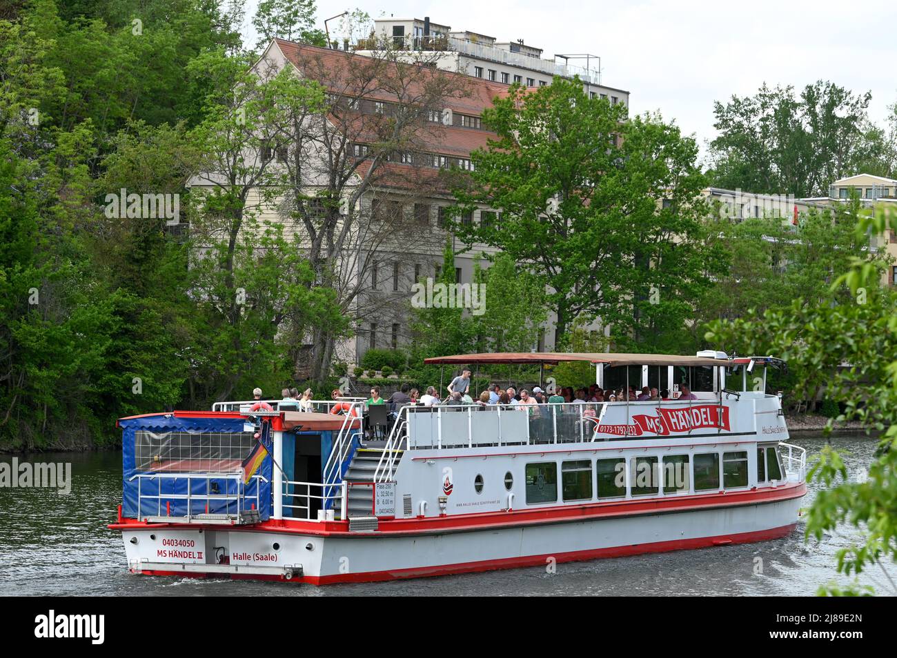 14. Mai 2022, Sachsen-Anhalt, Halle (Saale): Ein Ausflugsdampfer fährt auf der Saale mit vielen Passagieren an Bord. Das Sommerwetter zog viele an und im Wasser an. Foto: Heiko Rebsch/dpa Stockfoto