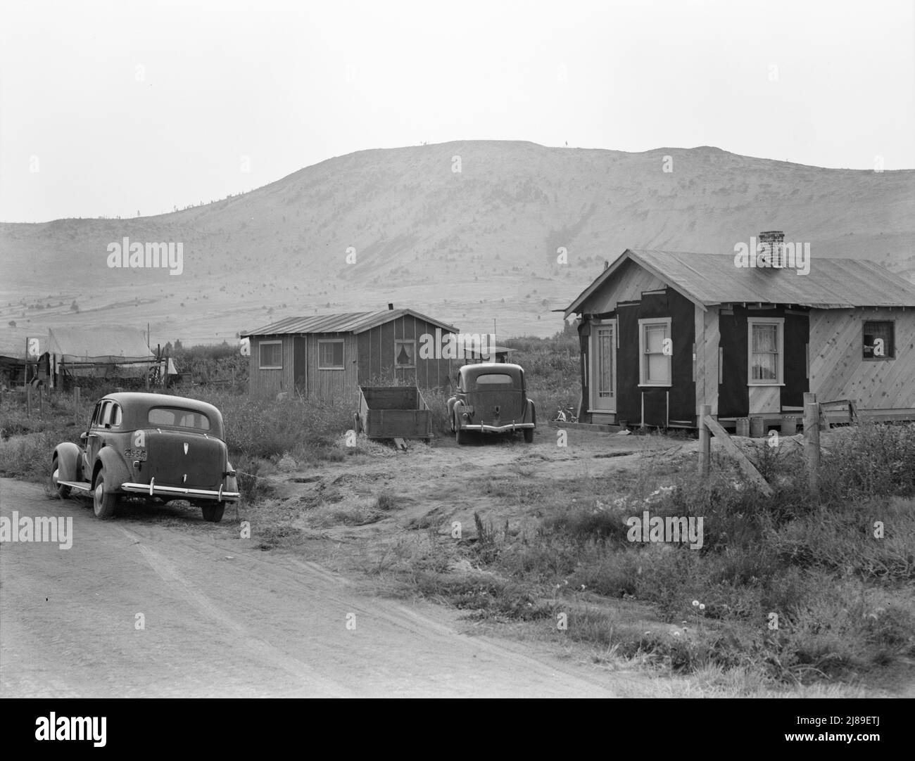 Shacktown im Altamont-Viertel. Zelt beachten. In Der Nähe Von Klamath Falls, Klamath County, Oregon. [Holzhaus im Bau]. Stockfoto