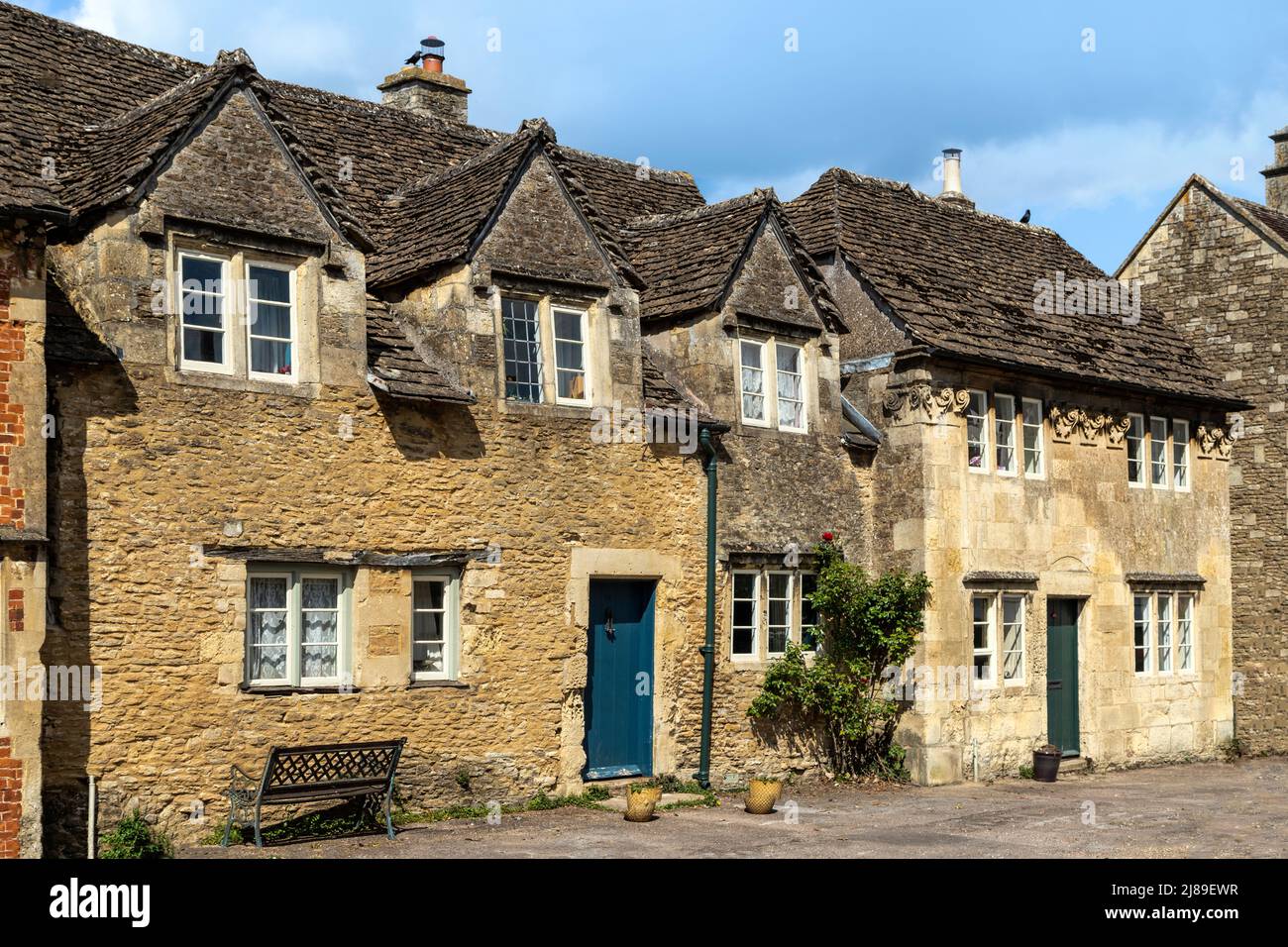 Honigfarbene Steinhäuser im alten Zentrum von Lacock Village, Cotswolds, Wiltshire, England, Großbritannien. Stockfoto