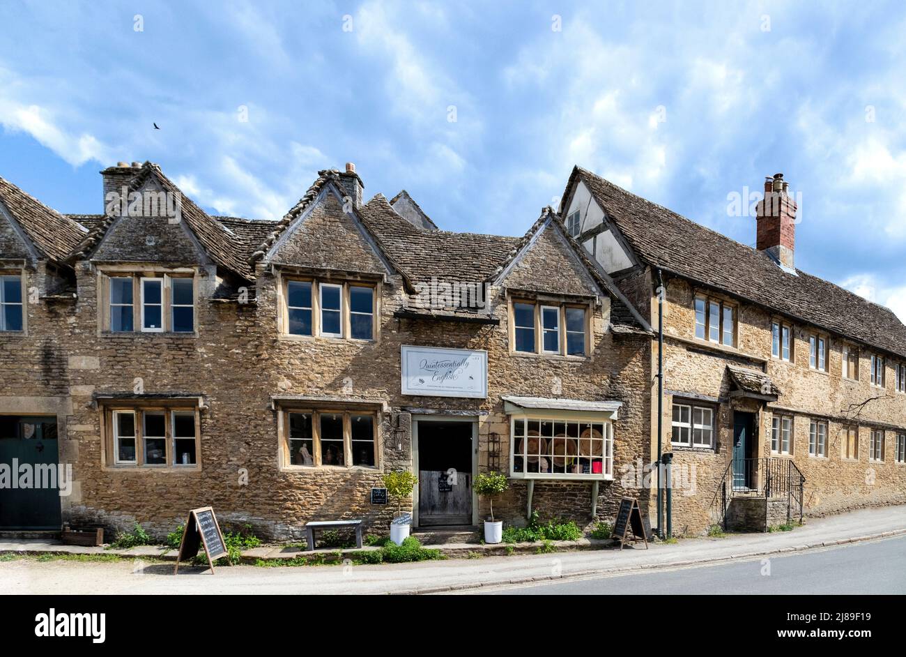 Alte Steinhäuser und Geschäfte im historischen Zentrum von Lacock Village, Cotswolds, Wiltshire, England, Großbritannien. Stockfoto