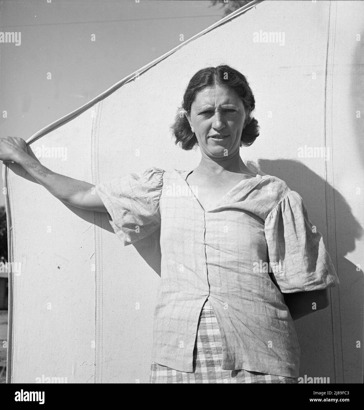 In einem Karottenpflücker-Lager, Imperial Valley, Kalifornien. Frau aus Broken Bow, Oklahoma. „Nehmen Sie mein Foto auf, warten Sie, bis ich meine Haare gekämmt habe“. Stockfoto