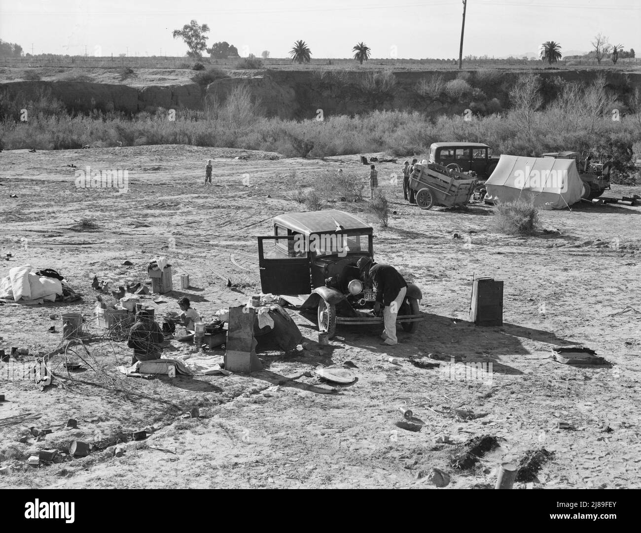 Auf der flachen Ebene gezeltet. Familie mit fünf Kindern verließ im September 1938 ihr Haus in Texas. Sie wählten ihren Weg durch das Land in Texas und Arizona Baumwolle. Sie waren am Abend zuvor in Kalifornien eingedrungen. In Der Nähe Von Holtville, Imperial County, Kalifornien. Stockfoto