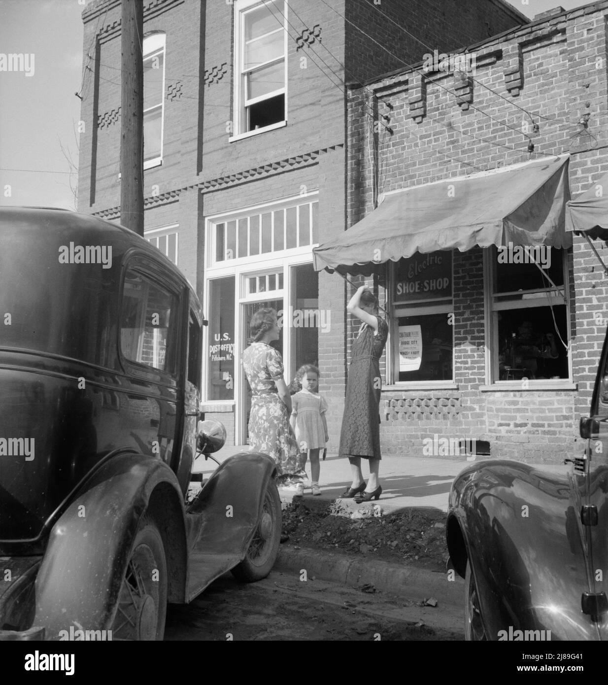 Straßenbegegnung an einem Samstagnachmittag. Pittsboro, North Carolina. Stockfoto