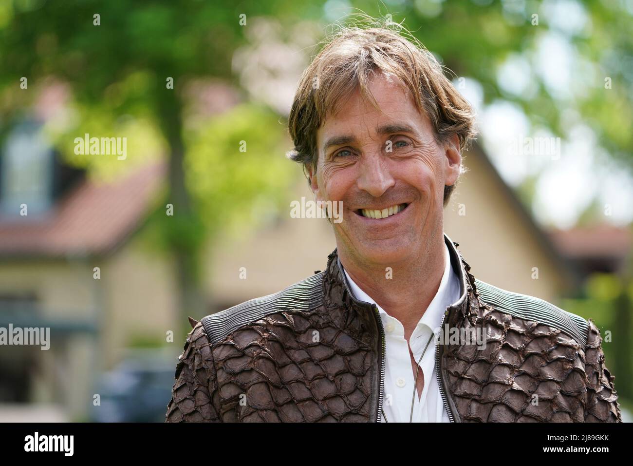 14. Mai 2022, Schleswig-Holstein, Weissenhäuser Strand: Jan Henric Büttner, Unternehmer und Inhaber des Luxushotels Weissenhaus Grand Village Resort & Spa am Meer, steht vor dem Schloss Weissenhaus. Foto: Marcus Brandt/dpa Stockfoto