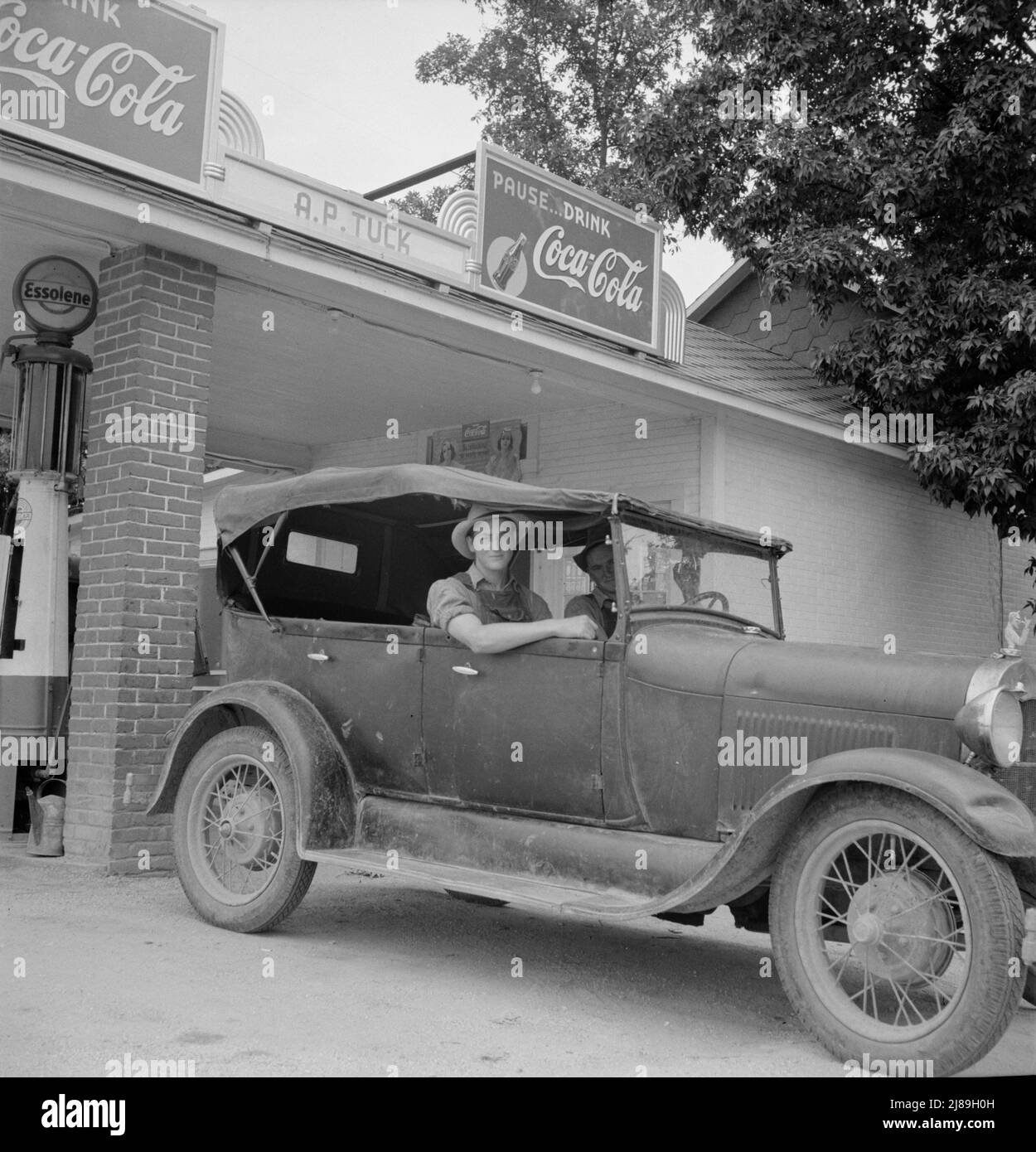 Junger Nordkarolinier in altem Ford. Er bewirtschaftet nicht. „Arbeitet für Löhne.“ An der Tankstelle von Tuck. Person County, North Carolina. Stockfoto