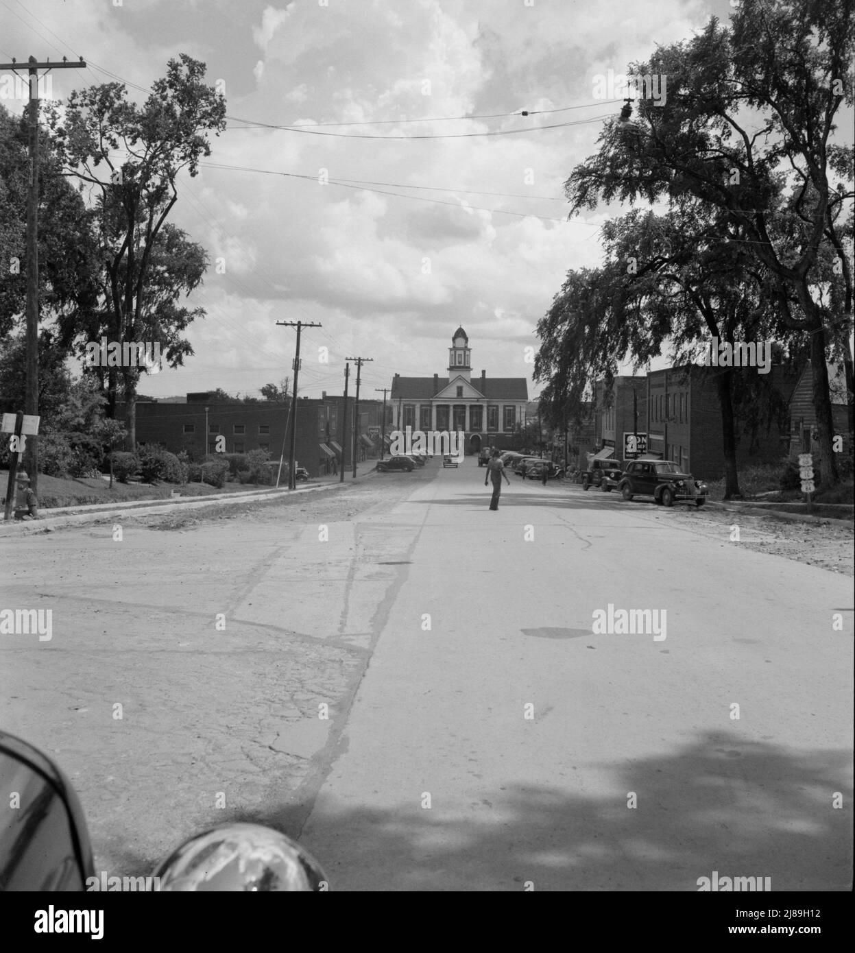 [Ohne Titel, möglicherweise in Zusammenhang mit: Courthouse, Pittsboro, North Carolina. Beachten Sie immer anwesende Confederate States of America Monument]. Stockfoto
