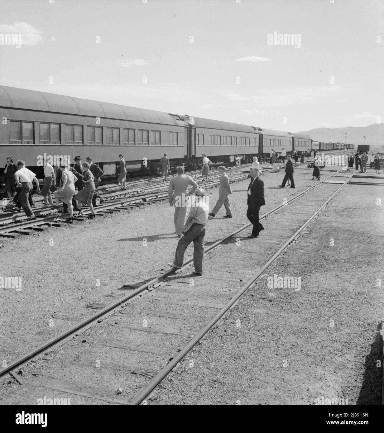 Railroad Yards, Kearney, Nebraska. Passagiere des Überlandzuges kehren nach einer zehnminütigen Zughaltestelle auf der Fahrt zwischen San Francisco und Chicago zu ihren Autos zurück. Stockfoto