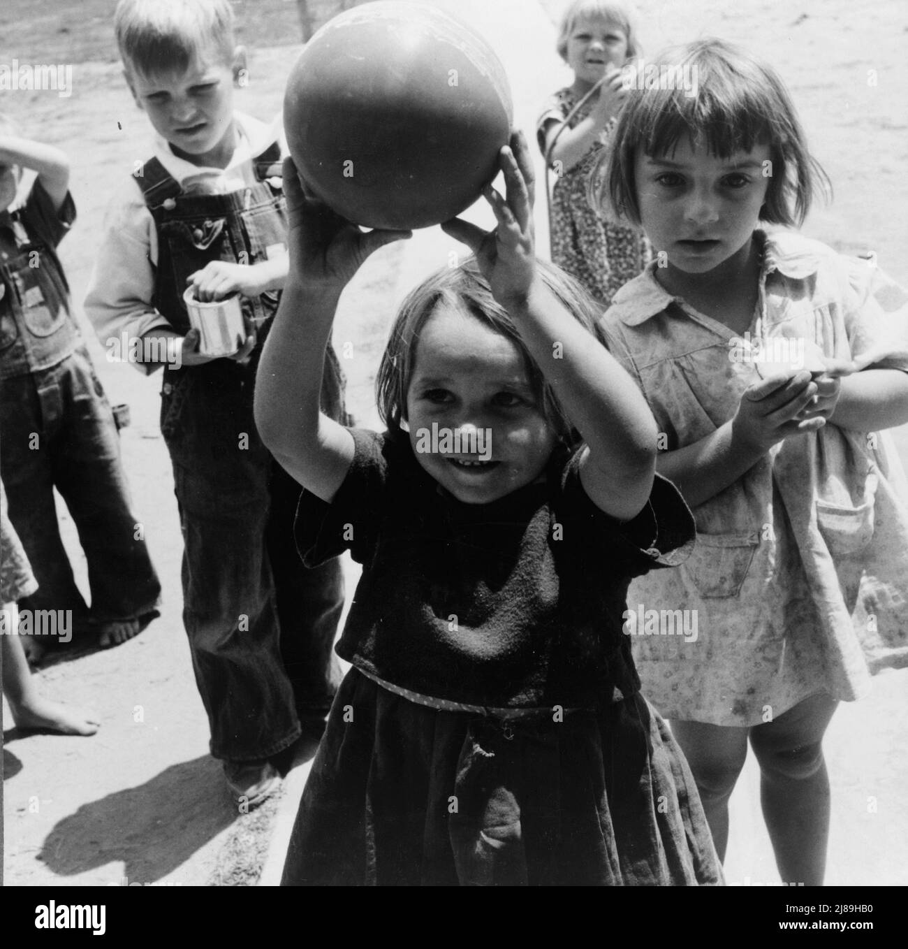 Tulare County. Lager der Farm Security Administration (FSA) für Wanderarbeitnehmer in der Landwirtschaft. Kindergarten, in dem Kinder von Migranten spielen. Kalifornien. Stockfoto