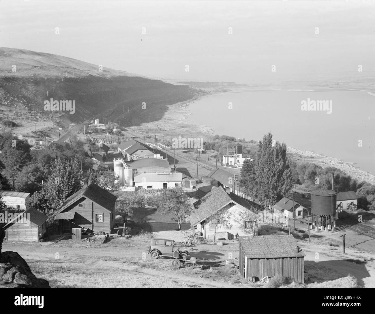 Die Stadt Arlington, Oregon, am Columbia River, 112 Meilen vom Bonnville Dam entfernt. Bevölkerung: 601. Eisenbahnteilungspunkt. [Beachten Sie den Bahndrehteller auf der rechten Seite der Strecke. Die Stadt musste 1963 aufgrund des Gebäudes des John Day Dam umgestellt werden]. Stockfoto