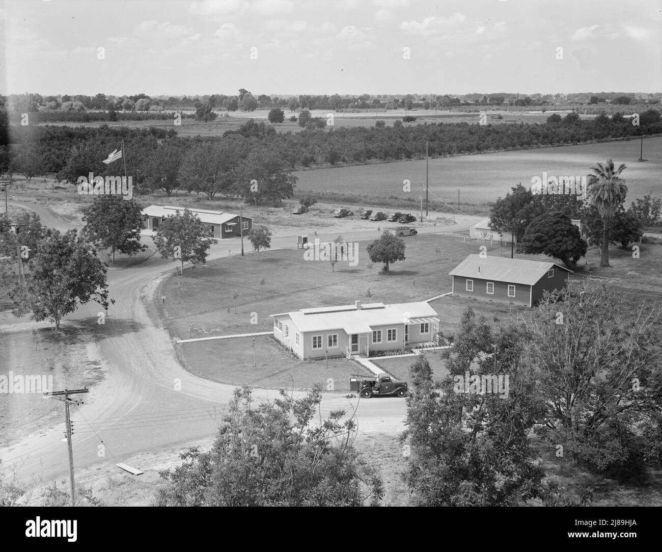 Eingang zum Lager mit Klinik (Lichtgebäude im Vordergrund). Farmersville, Kalifornien. Stockfoto