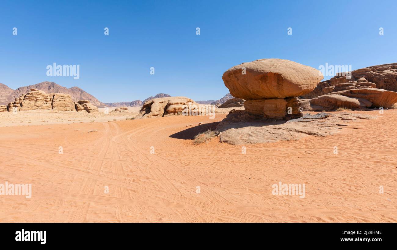 Pilzförmige Felsformation in der Wüste Wadi Rum, ein beliebtes touristisches Safari- und Trekkingziel in Jordanien, Naher Osten Stockfoto