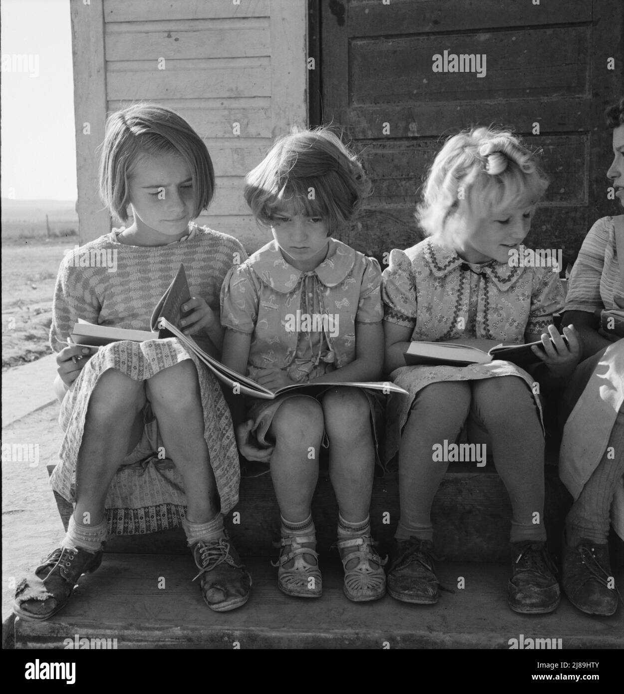 Mädchen der Lincoln Bench School studieren ihre Lesestunde. In Der Nähe Von Ontario, Malheur County, Oregon. Stockfoto