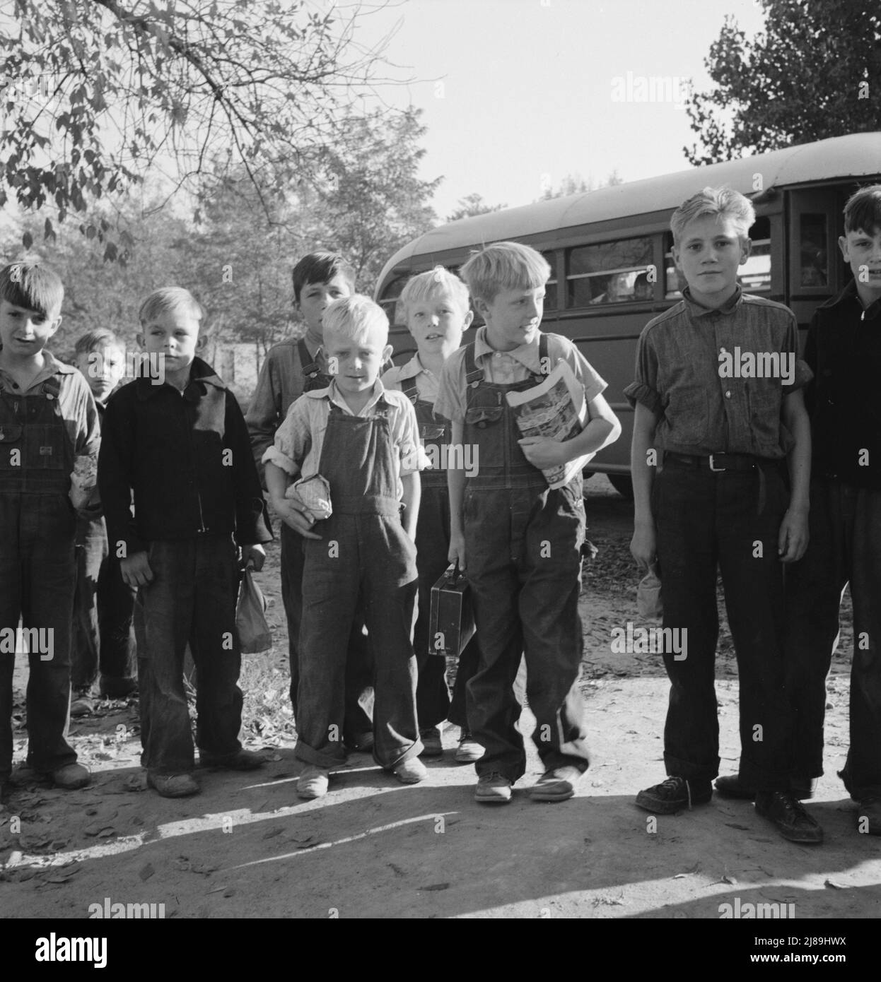 Die Kinder von Dead Ox Flat steigen auf dem Schulhof aus dem Bus aus. Ontario, Malheur County, Oregon. Stockfoto