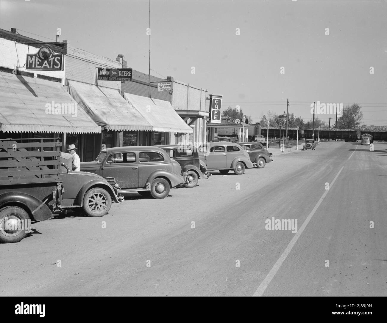 Hauptstraße von Nyssa, Oregon. Samstagnachmittag. [Schilder „Meats