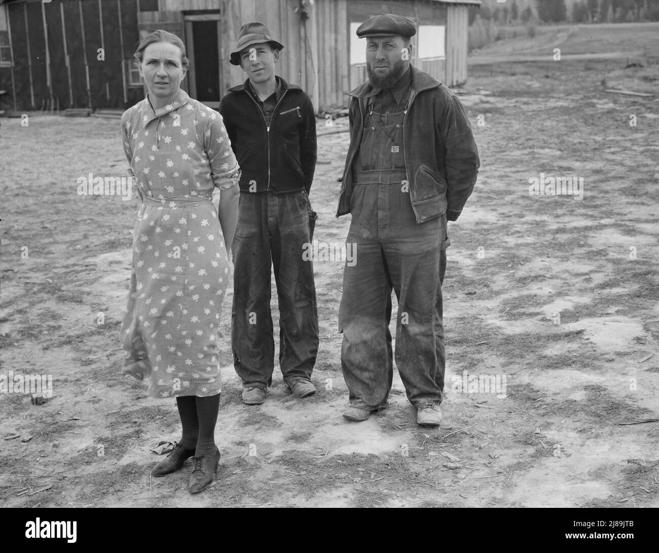 Die Mutter, der Vater und der fleißige 15-jährige Sohn im Hof vor der Scheune. Boundary County, Idaho. Stockfoto