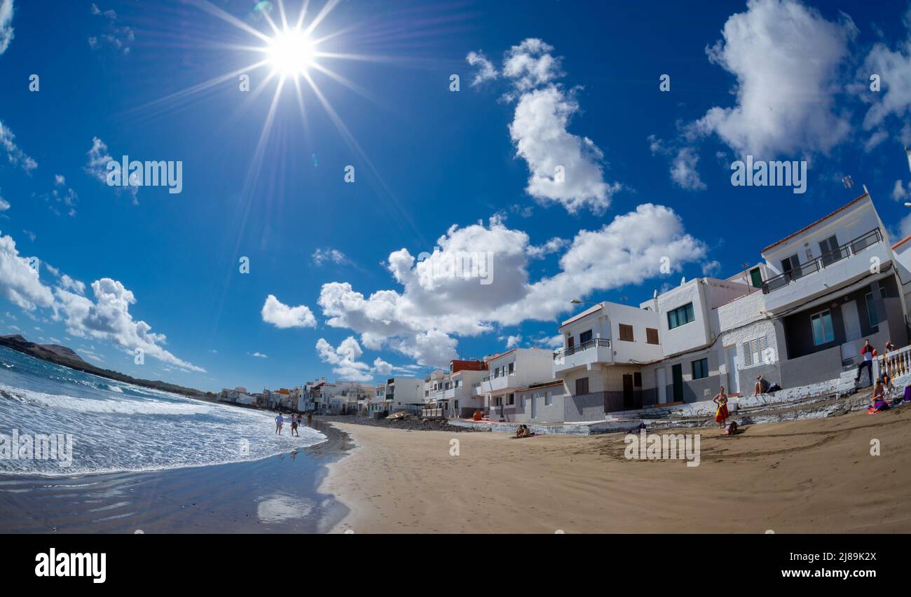 17 Februar 2022 Playa Ojos de Garza Kanarische Spanien,ein kleiner Strand gemütlich zum Meer in der Nähe des Flughafens mit bunten Häusern, in denen die Flut kommt c Stockfoto