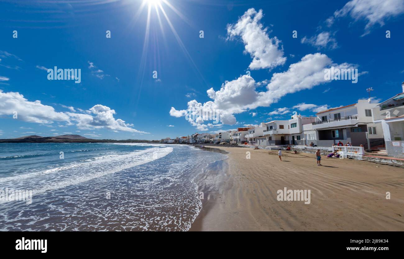 17 Februar 2022 Playa Ojos de Garza Kanarische Spanien,ein kleiner Strand gemütlich zum Meer in der Nähe des Flughafens mit bunten Häusern, in denen die Flut kommt c Stockfoto