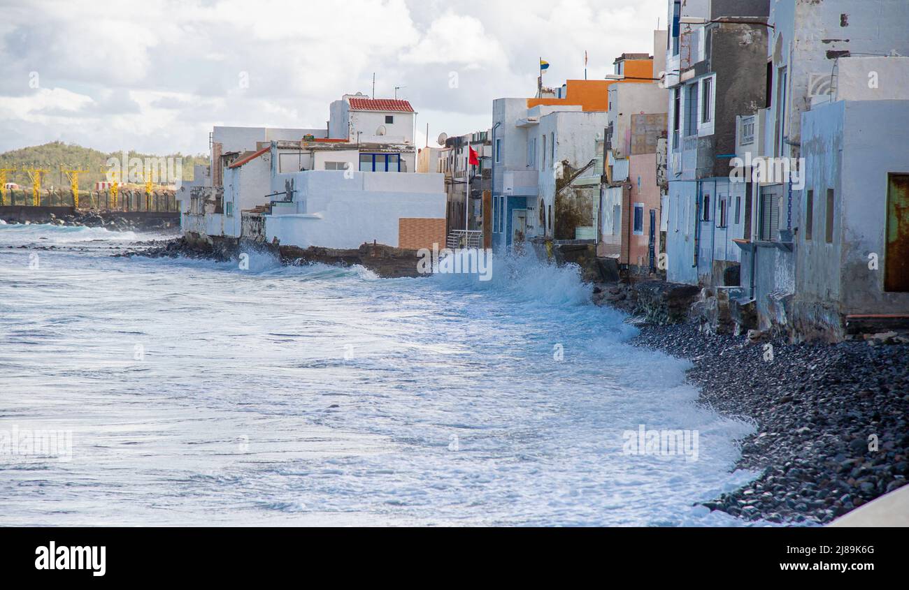 17 Februar 2022 Playa Ojos de Garza Kanarische Spanien,ein kleiner Strand gemütlich zum Meer in der Nähe des Flughafens mit bunten Häusern, in denen die Flut kommt c Stockfoto