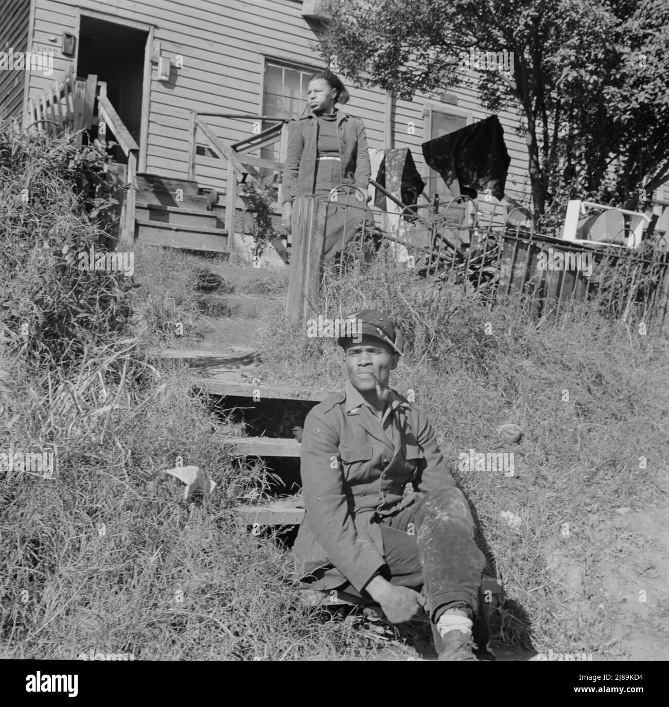 Washington, D.C. Herr und Frau Venus Alsobrook vor ihrem Haus im Südwesten. Herr Alsobrook ist offizieller Bergungssammler der Regierung. Stockfoto